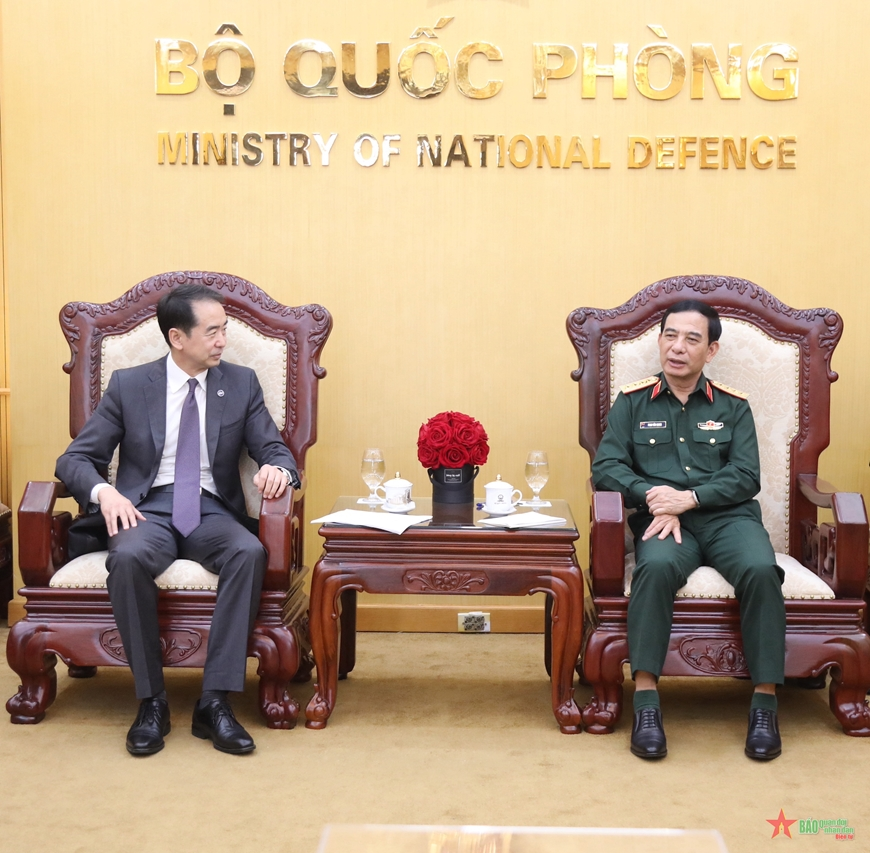 View - 	Defense Minister receives newly-appointed Chinese Ambassador to Vietnam